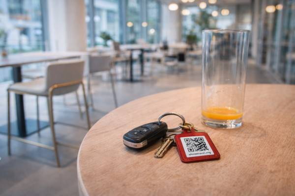 QR tag on car keys - whostravel.ing